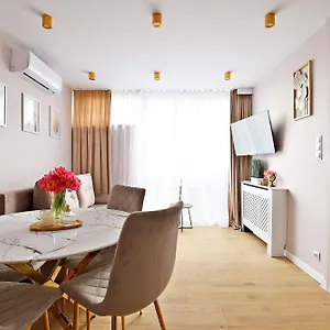 https://apt-bp-bank-square.warsawhotelspoland.com